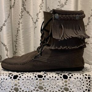 Minnetonka Fringe Boots – Size 9